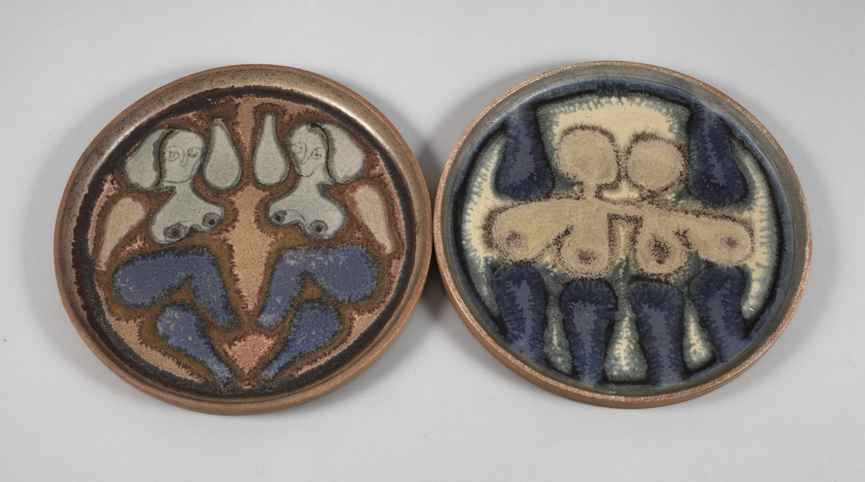 Zwei figürliche Keramikwandteller