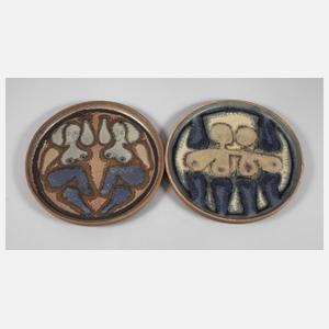 Zwei figürliche Keramikwandteller
