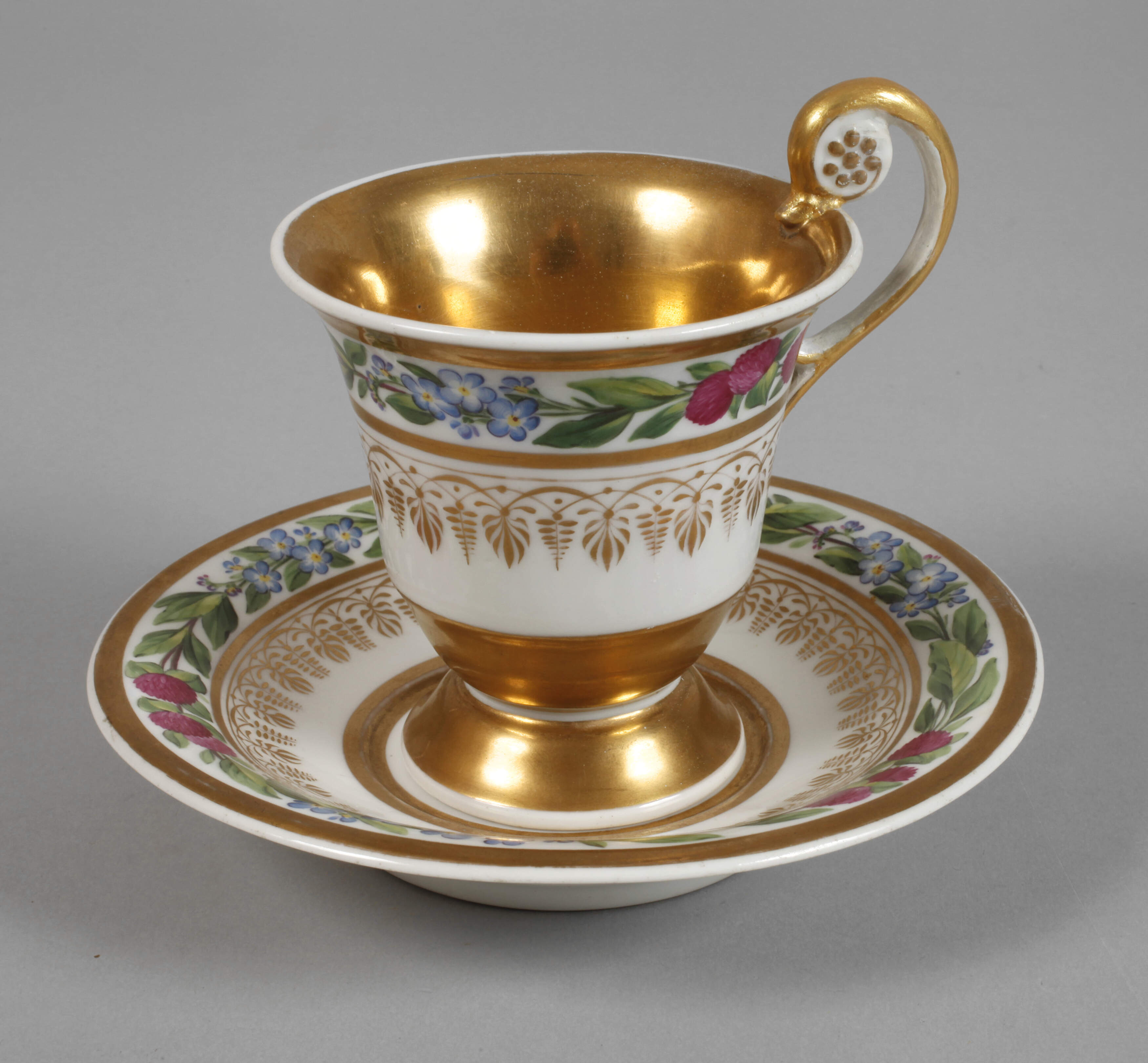 KPM Berlin Prunktasse Blumenkranzdekor