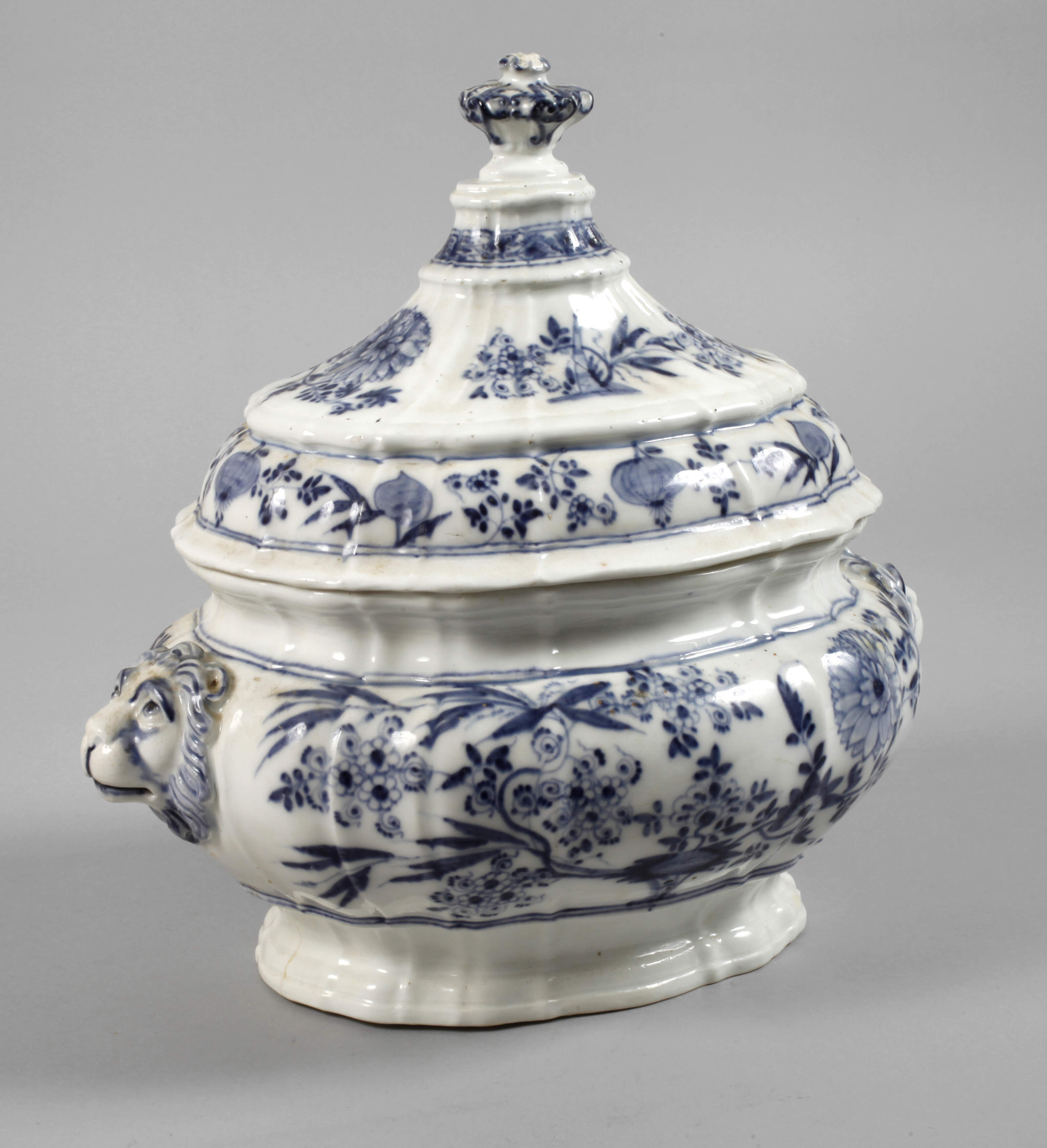 Meissen frühe Löwenkopf-Terrine "Zwiebelmuster"