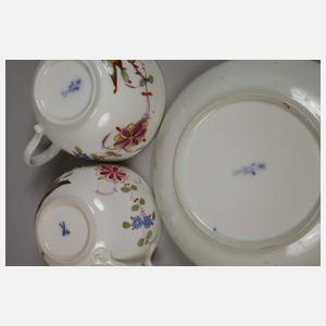 Meissen zwei Tassen und Unterschale Kakiemondekor