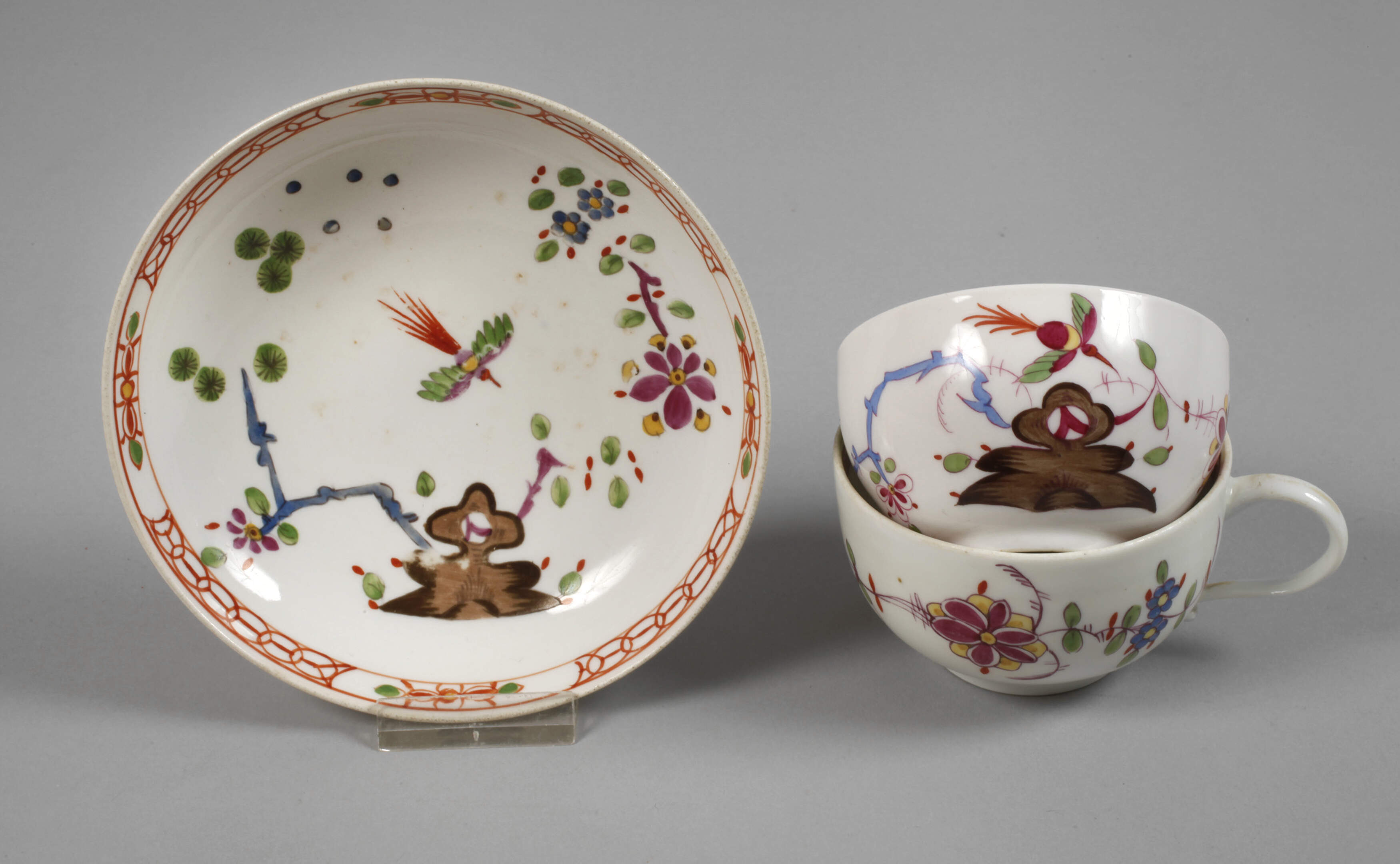 Meissen zwei Tassen und Unterschale Kakiemondekor