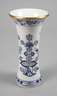 Meissen Flötenvase "Zwiebelmuster/Goldrand"