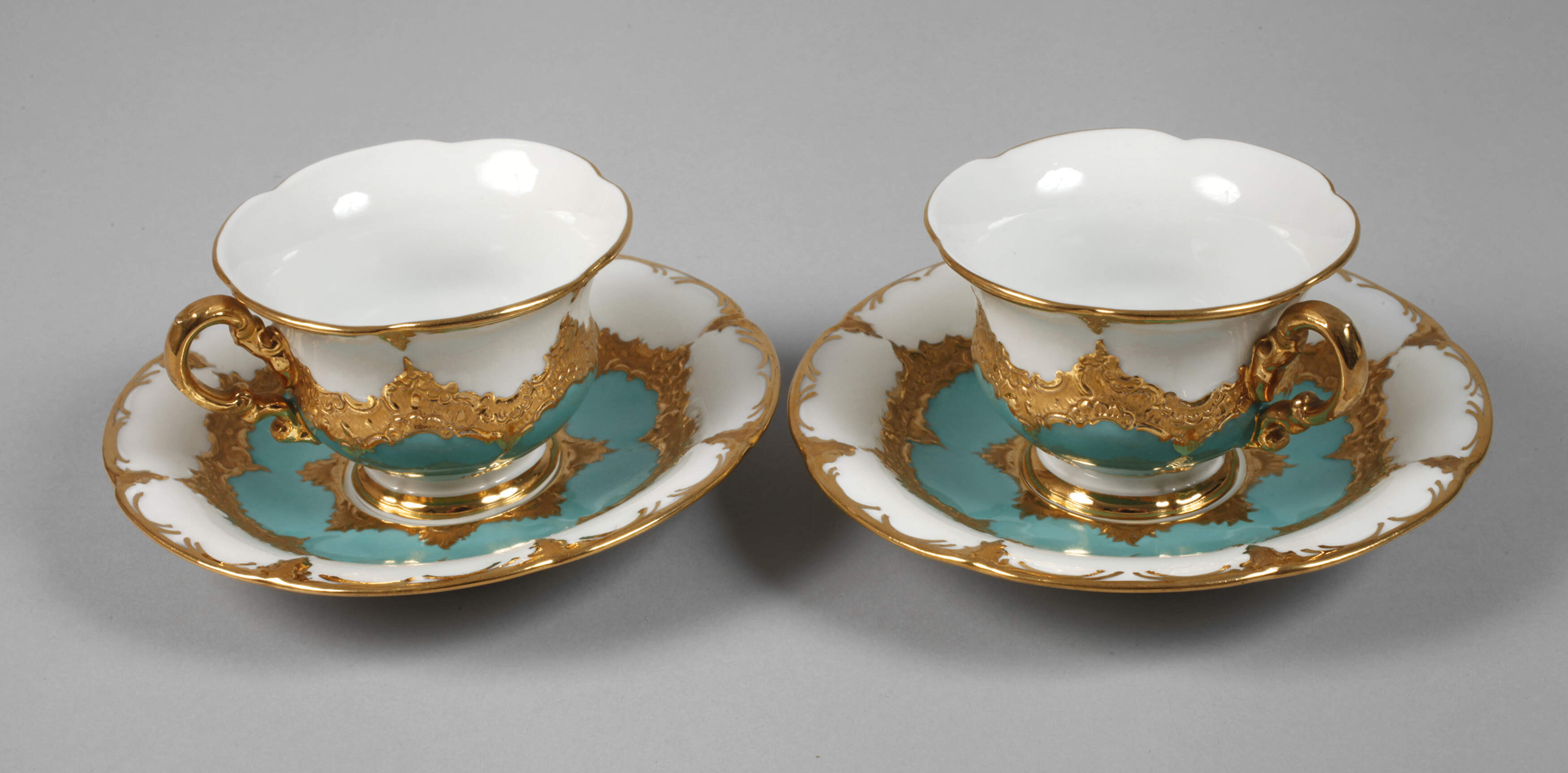 Meissen Paar prunkvolle Mokkatassen "B-Form"