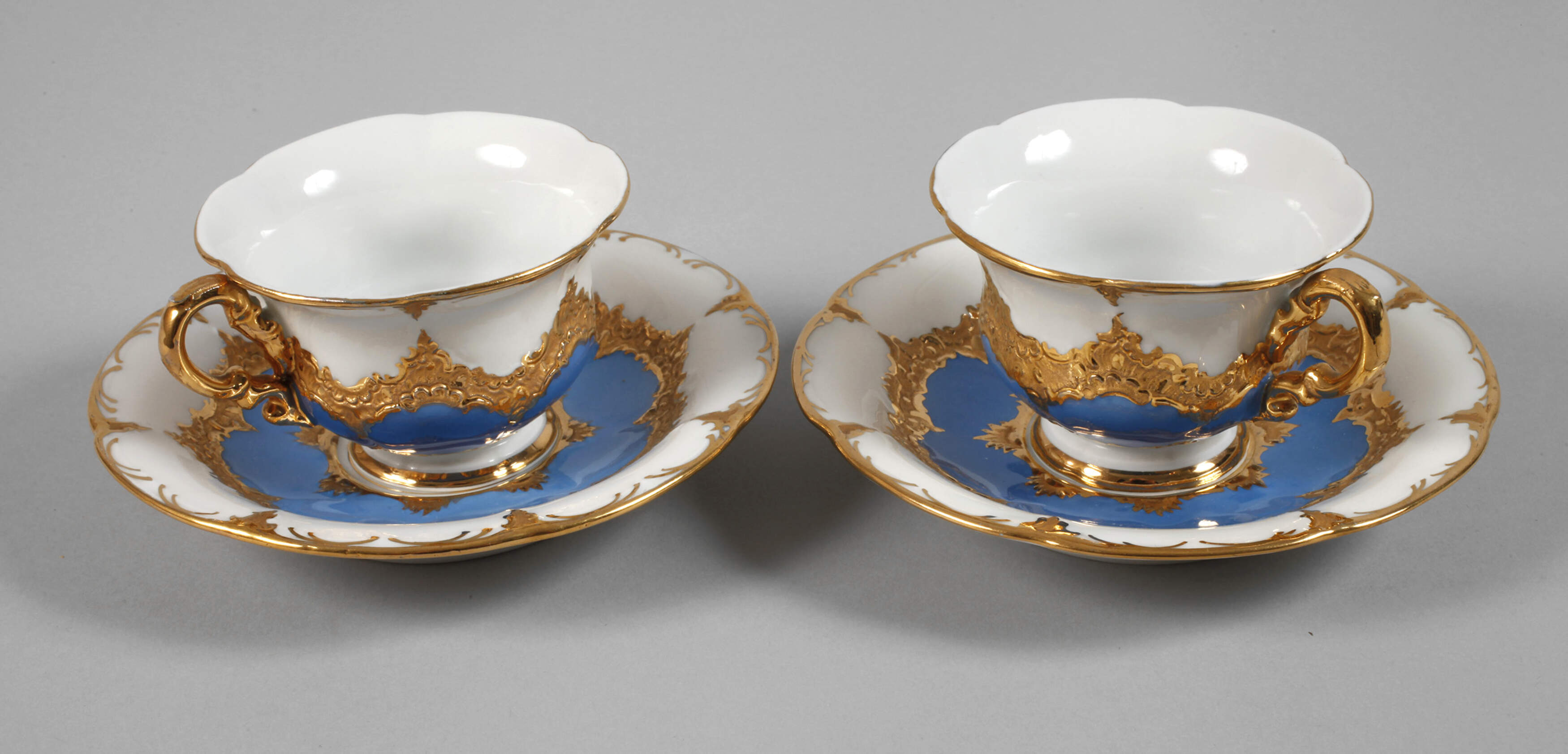 Meissen Paar prunkvolle Mokkatassen "B-Form"