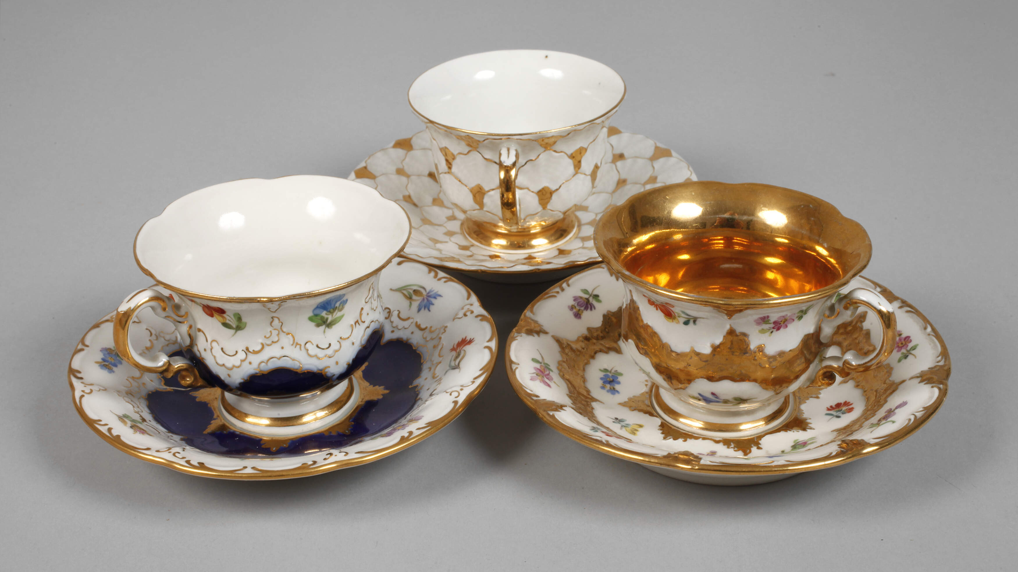 Meissen drei Prunk-Mokkatassen mit Untertassen