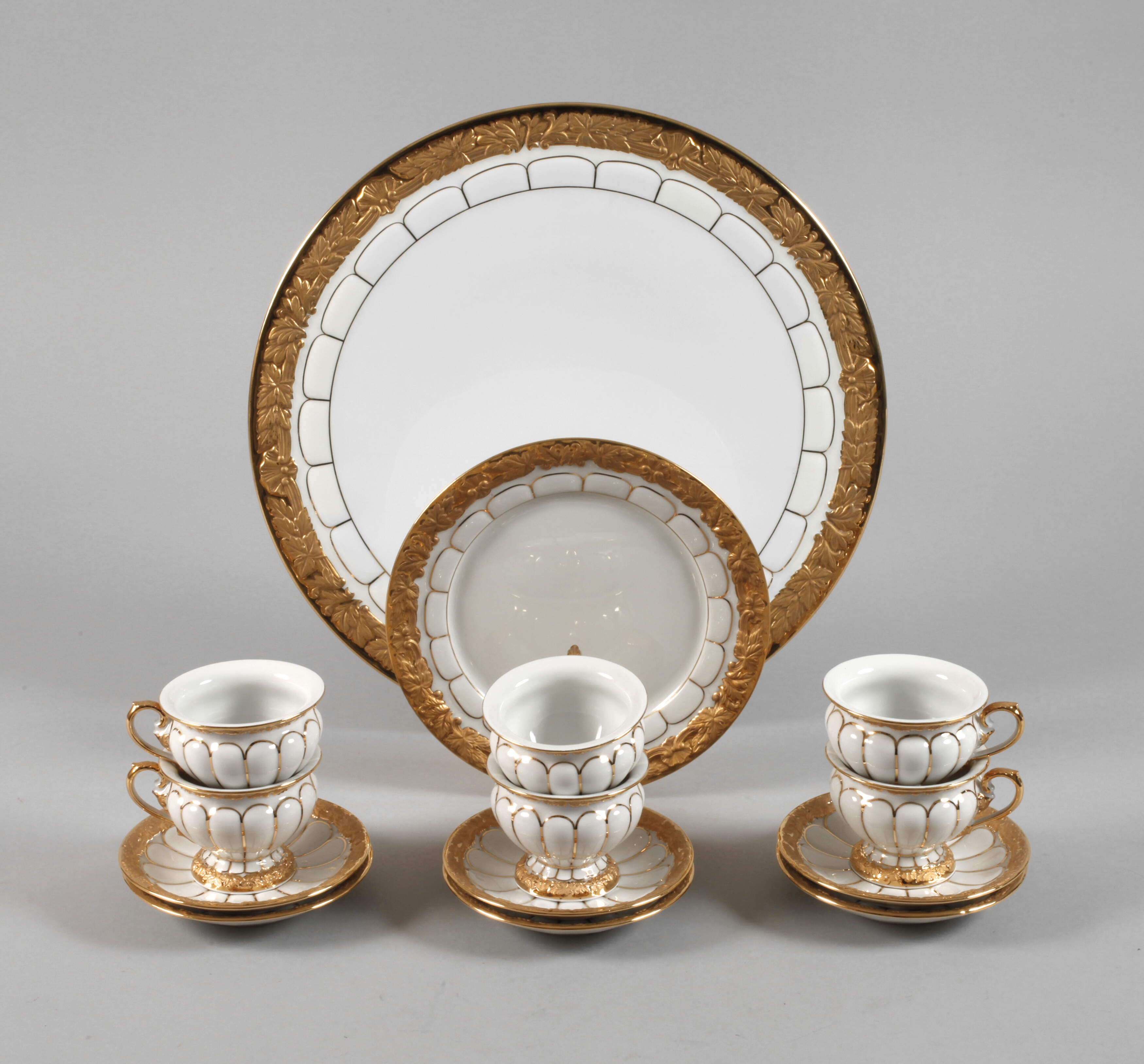 Meissen sechs Tassen und zwei Platten "X-Form"