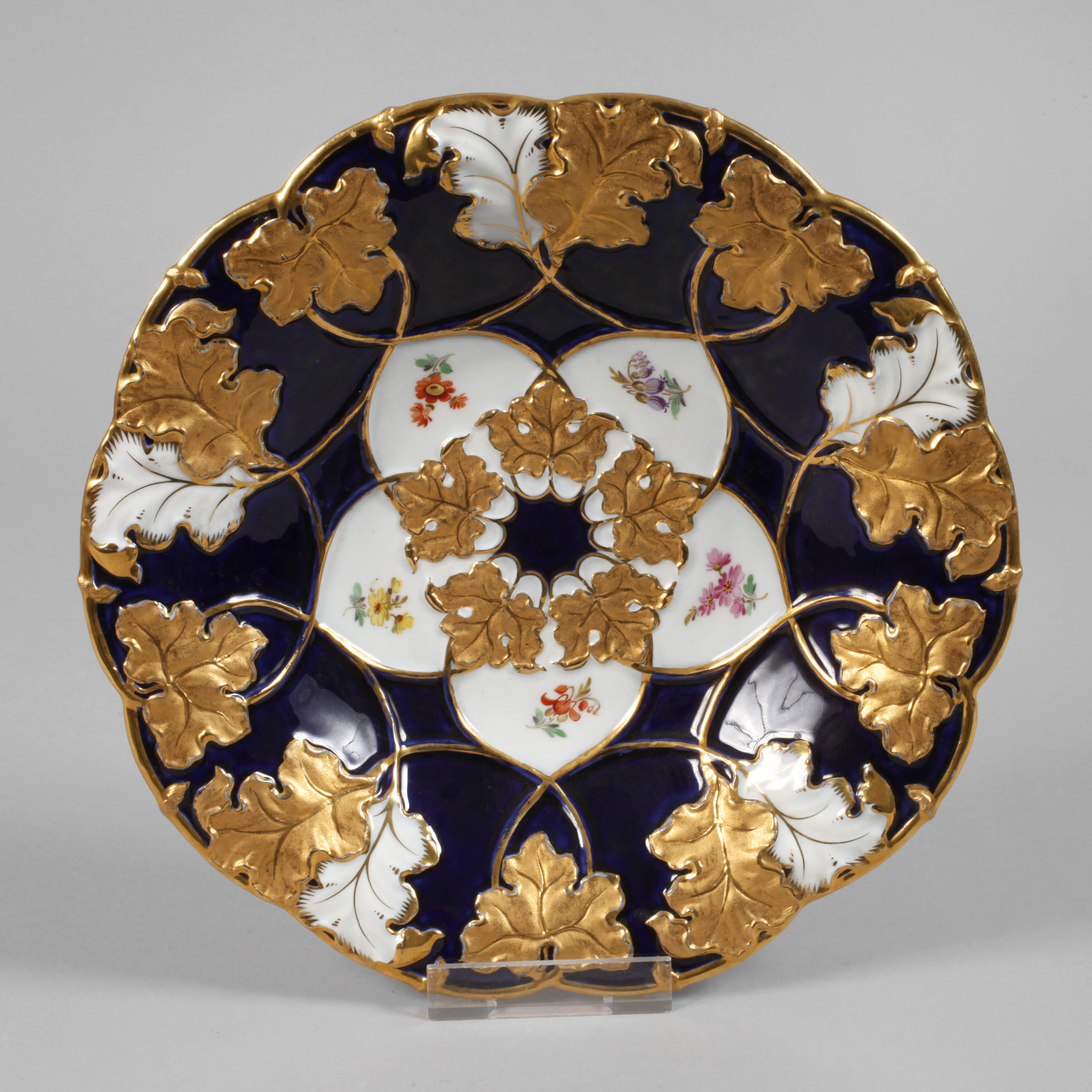 Meissen Prunkschale Streublümchendekor