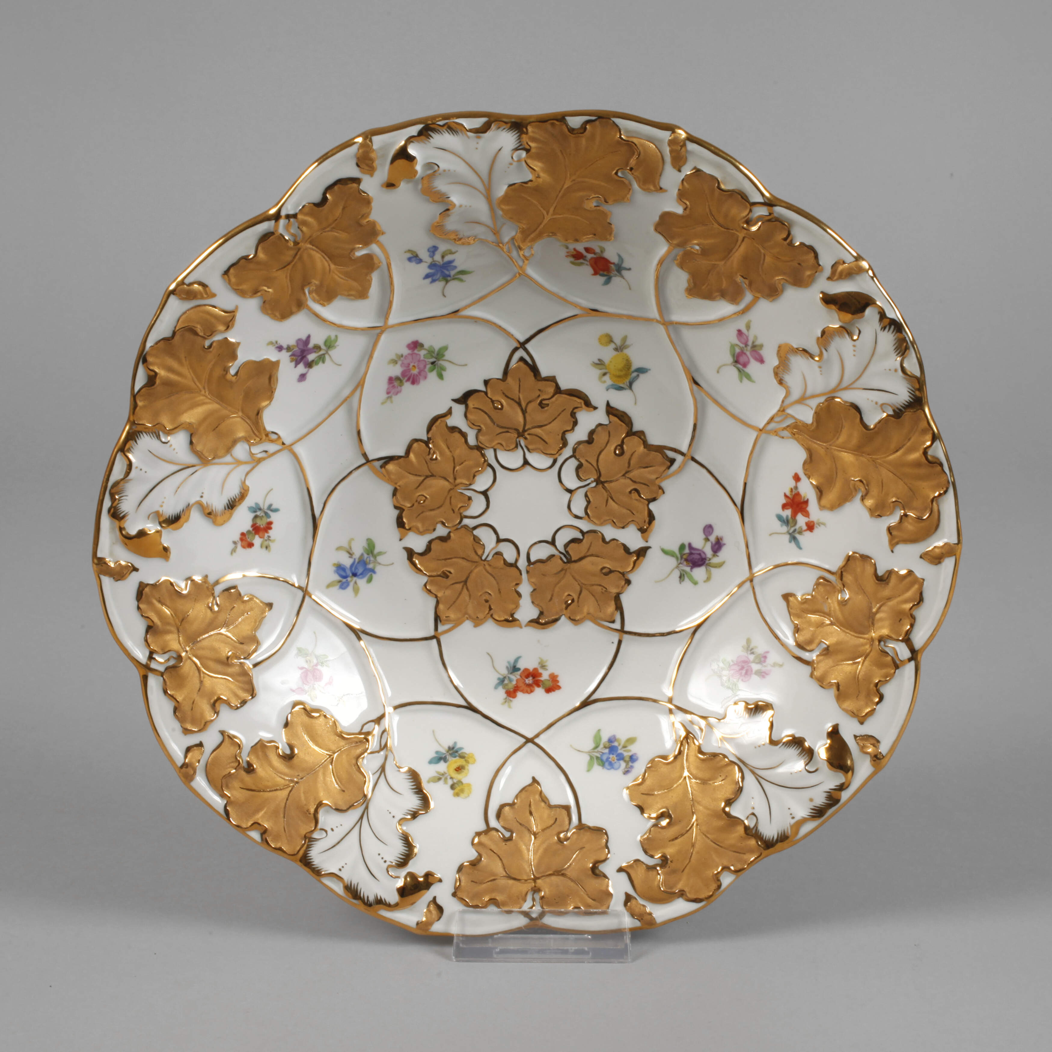 Meissen Prunkschale Streublümchendekor