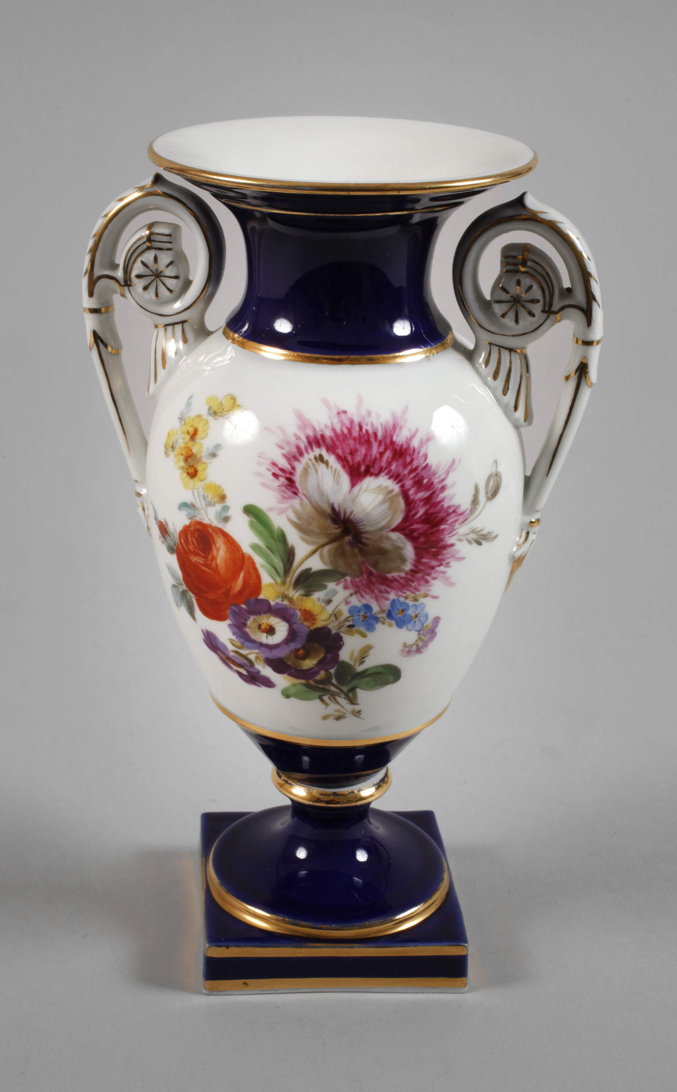 Meissen "Amphorenvase" "Blumenbukett/Blaufond"