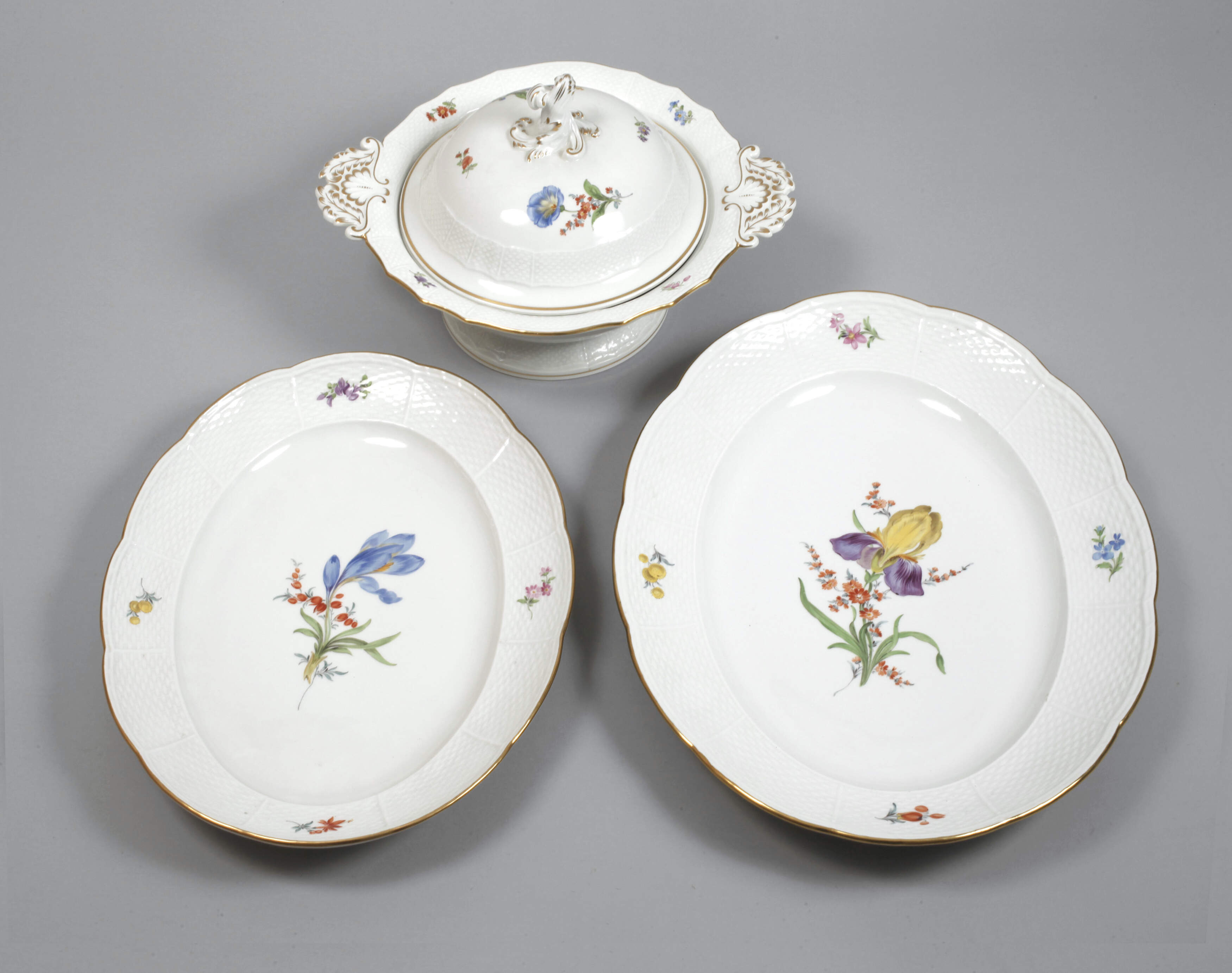 Meissen zwei große Platten und Terrine "Blume 2"