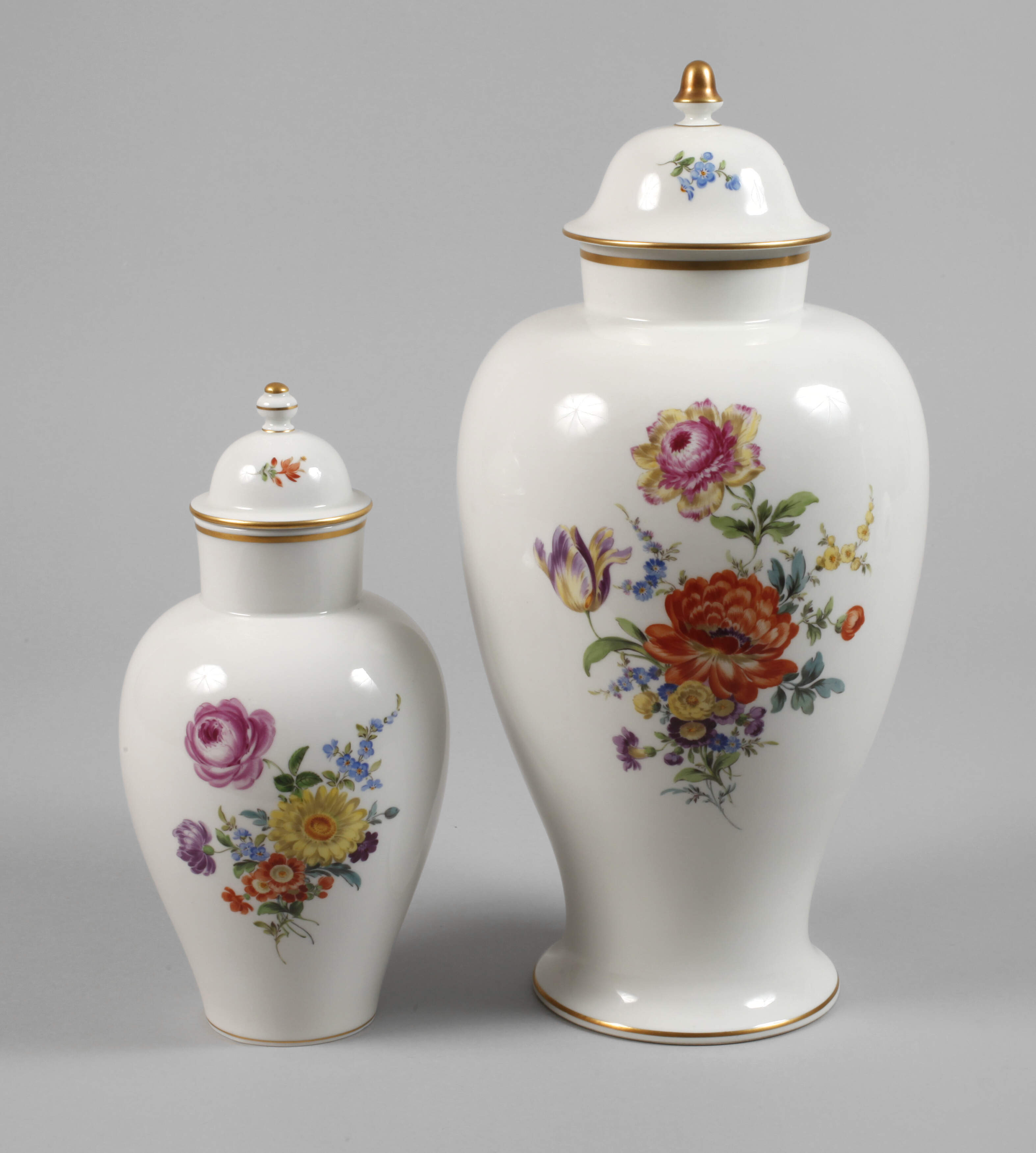 Meissen zwei Urnenvasen "Blumenbukett"