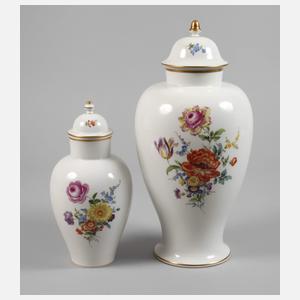 Meissen zwei Urnenvasen "Blumenbukett"