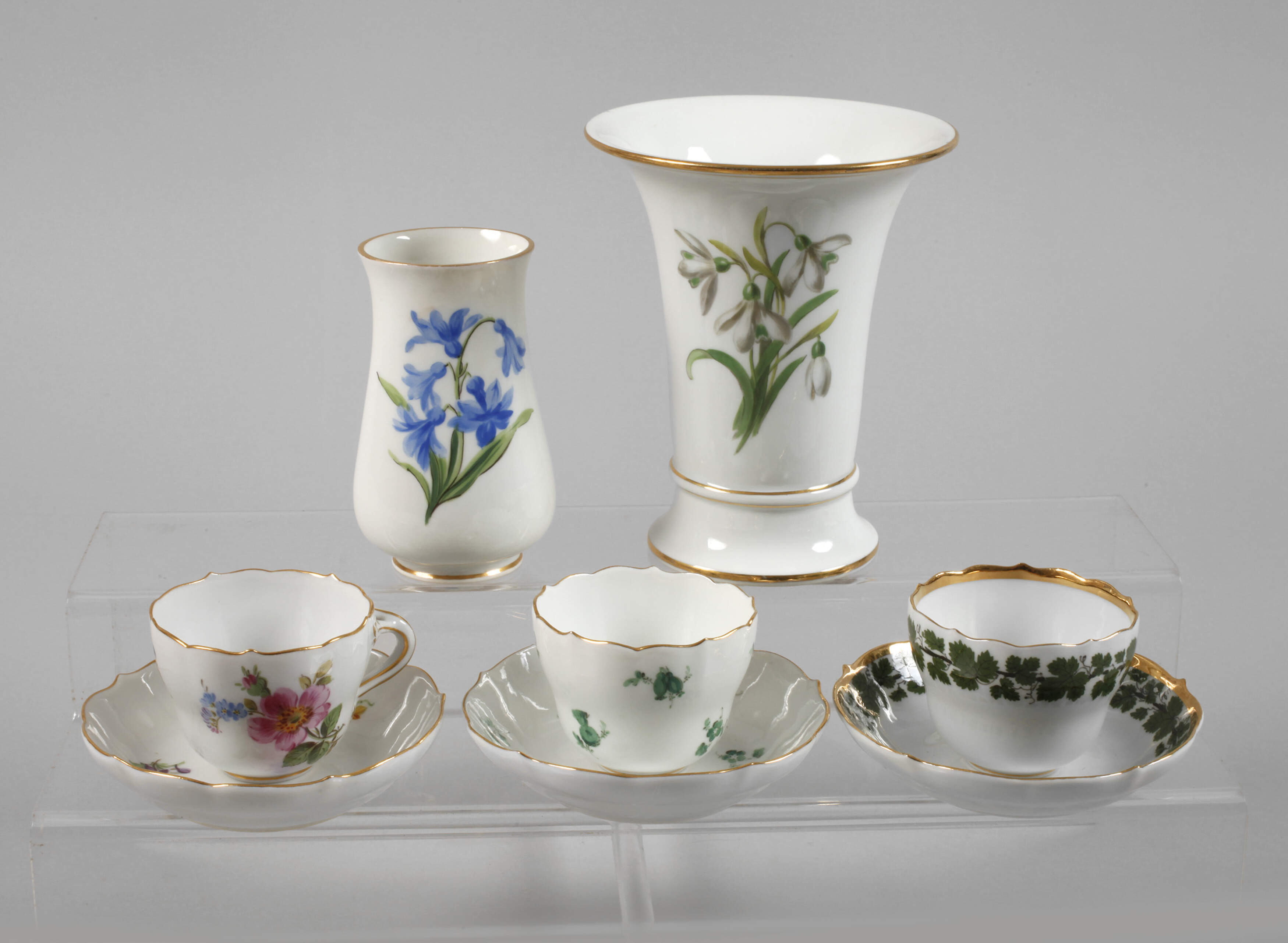 Meissen drei Mokkatassen und zwei Vasen