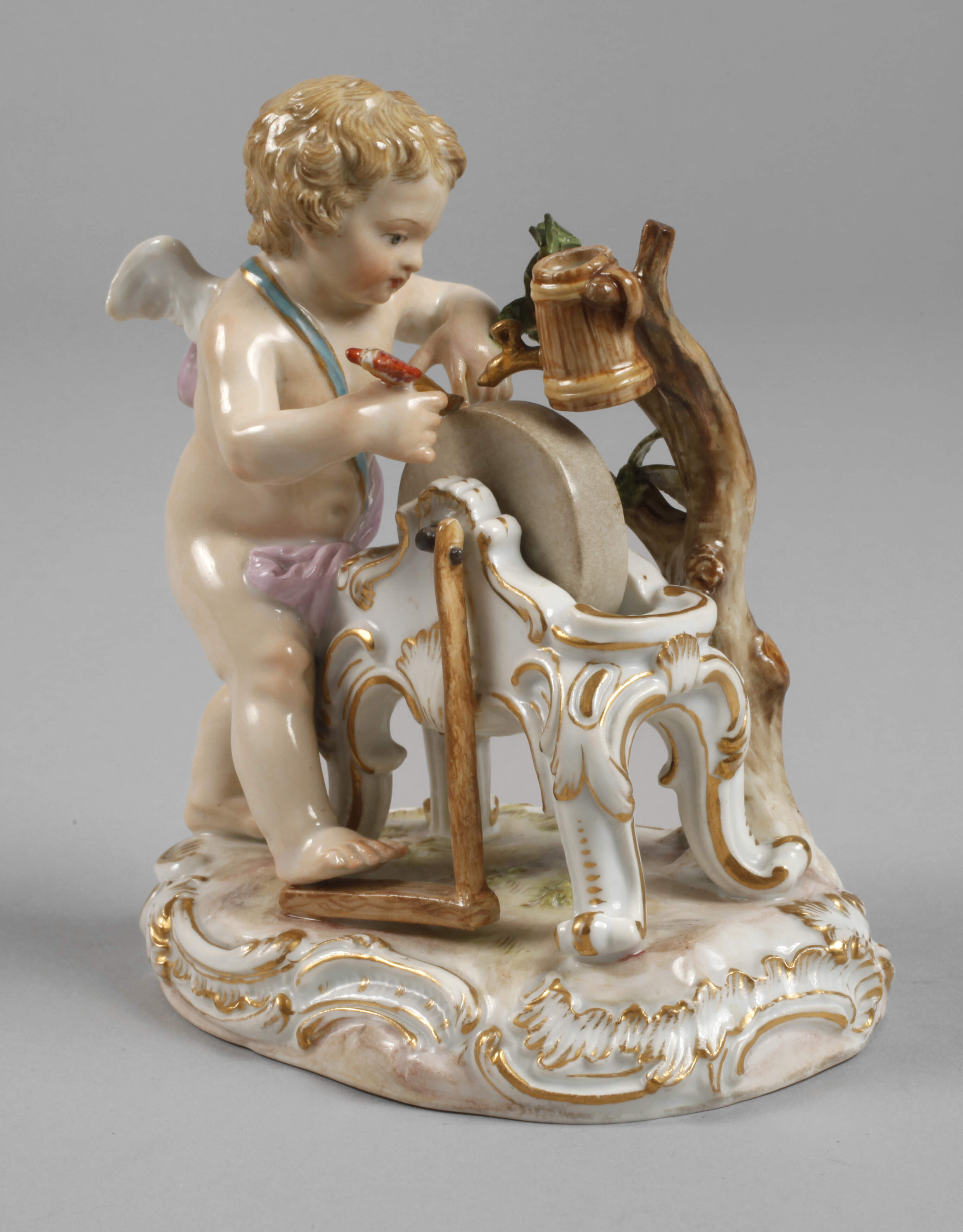 Meissen "Amor, einen Pfeil schleifend"