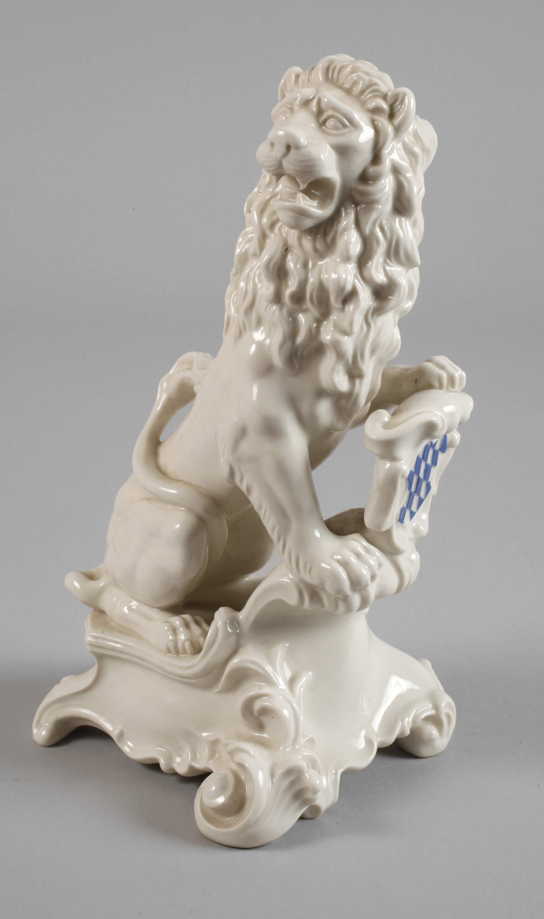 Nymphenburg "Bayerischer Löwe auf Sockel"