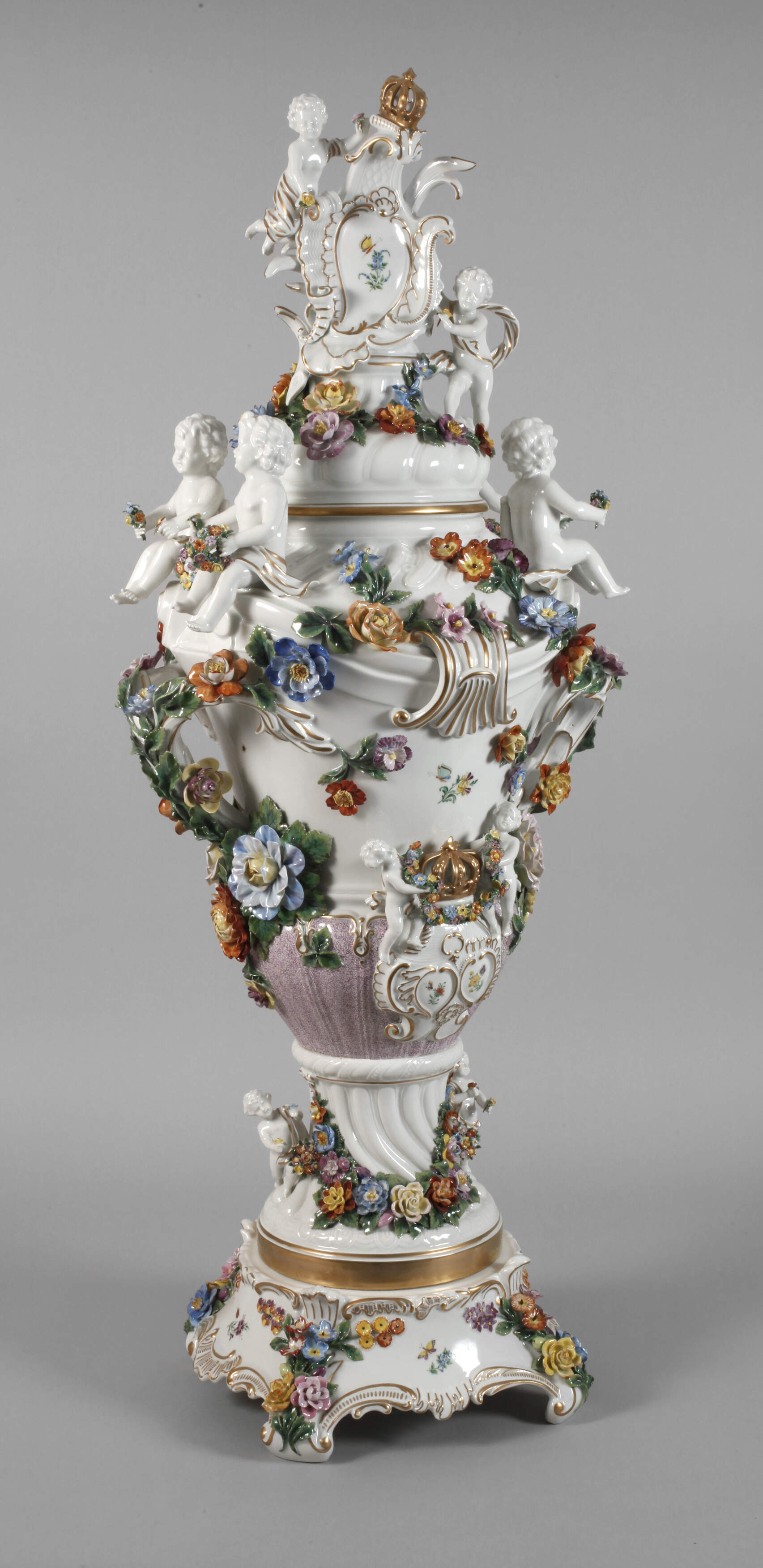 Potschappel übergroße Prunkvase mit Figurenbesatz