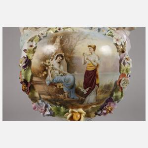 Potschappel Prunkvase mit Figurenmalerei und Podest