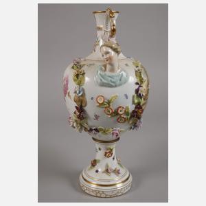 Potschappel Prunkvase mit Figurenmalerei und Podest