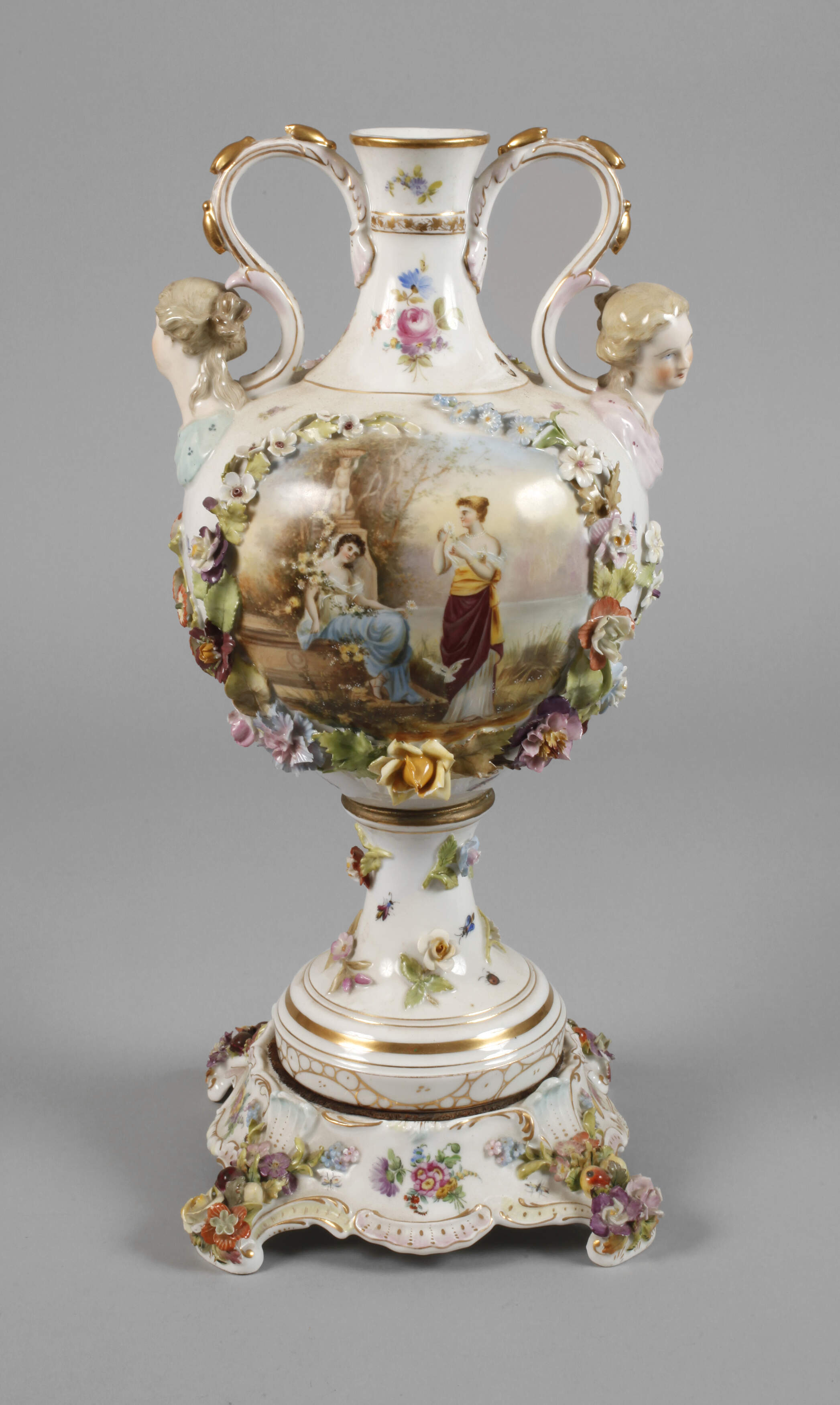 Potschappel Prunkvase mit Figurenmalerei und Podest