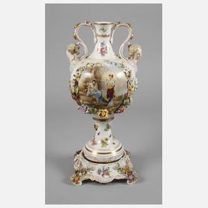 Potschappel Prunkvase mit Figurenmalerei und Podest