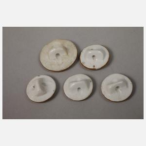 Paar Serviettenringe und fünf Knöpfe