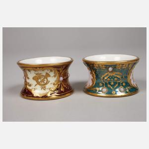 Paar Serviettenringe und fünf Knöpfe