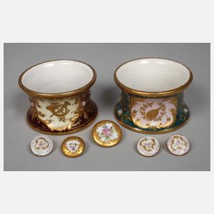 Paar Serviettenringe und fünf Knöpfe