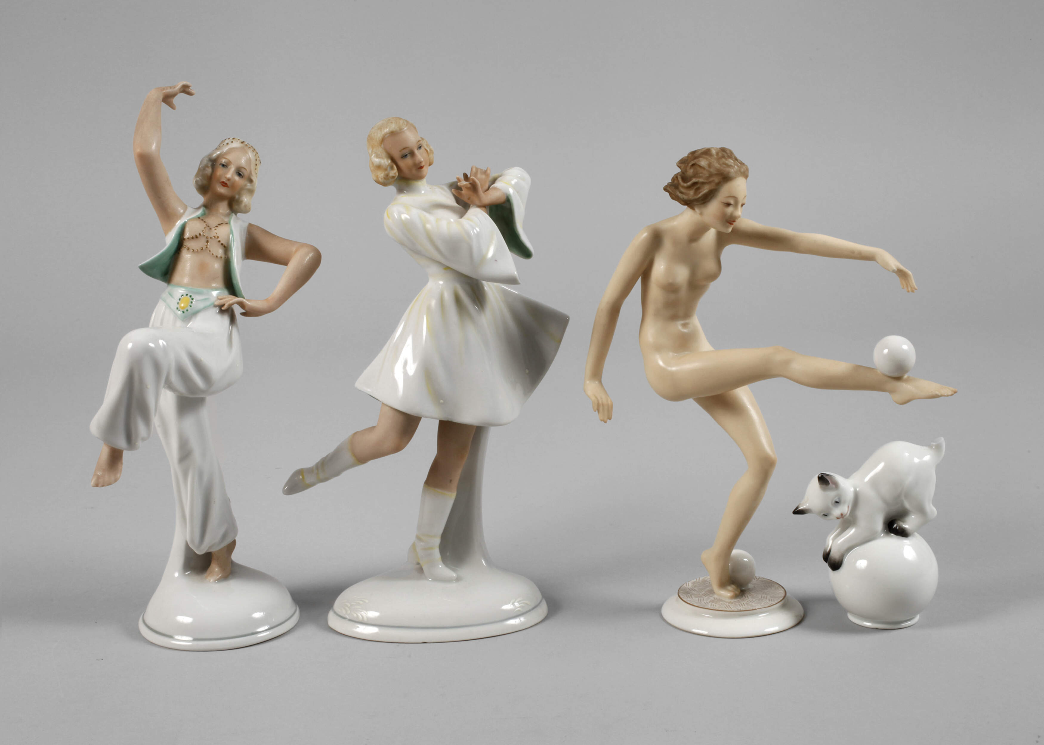 Wallendorf/Selb drei Tänzerinnen und Katze