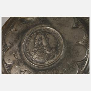 Fayencekrug mit Madonnenfigur