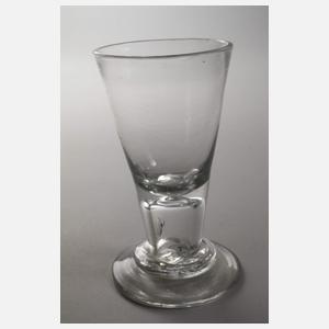 Zwei Gläser und eine Teedose