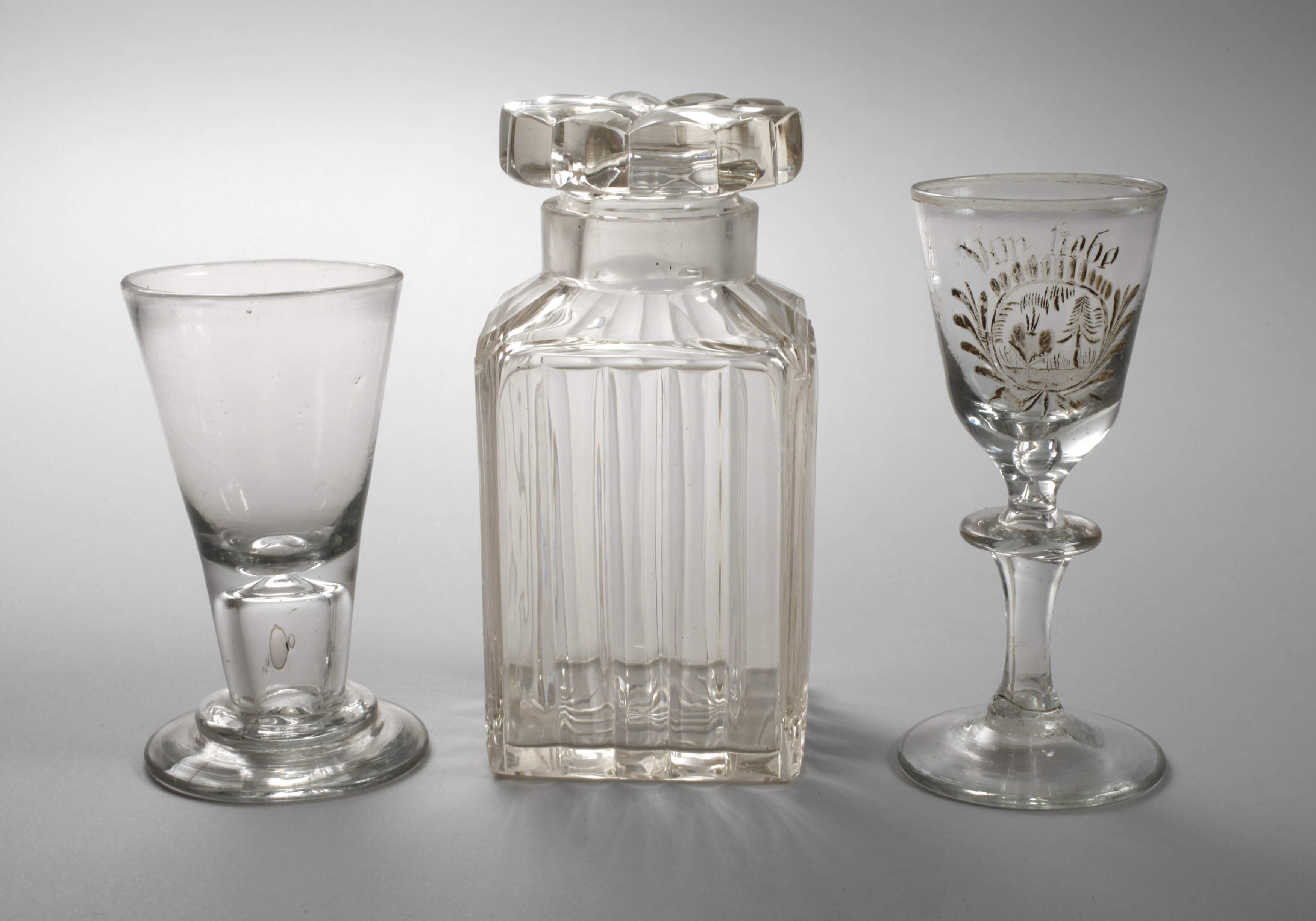 Zwei Gläser und eine Teedose