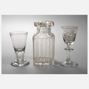 Zwei Gläser und eine Teedose