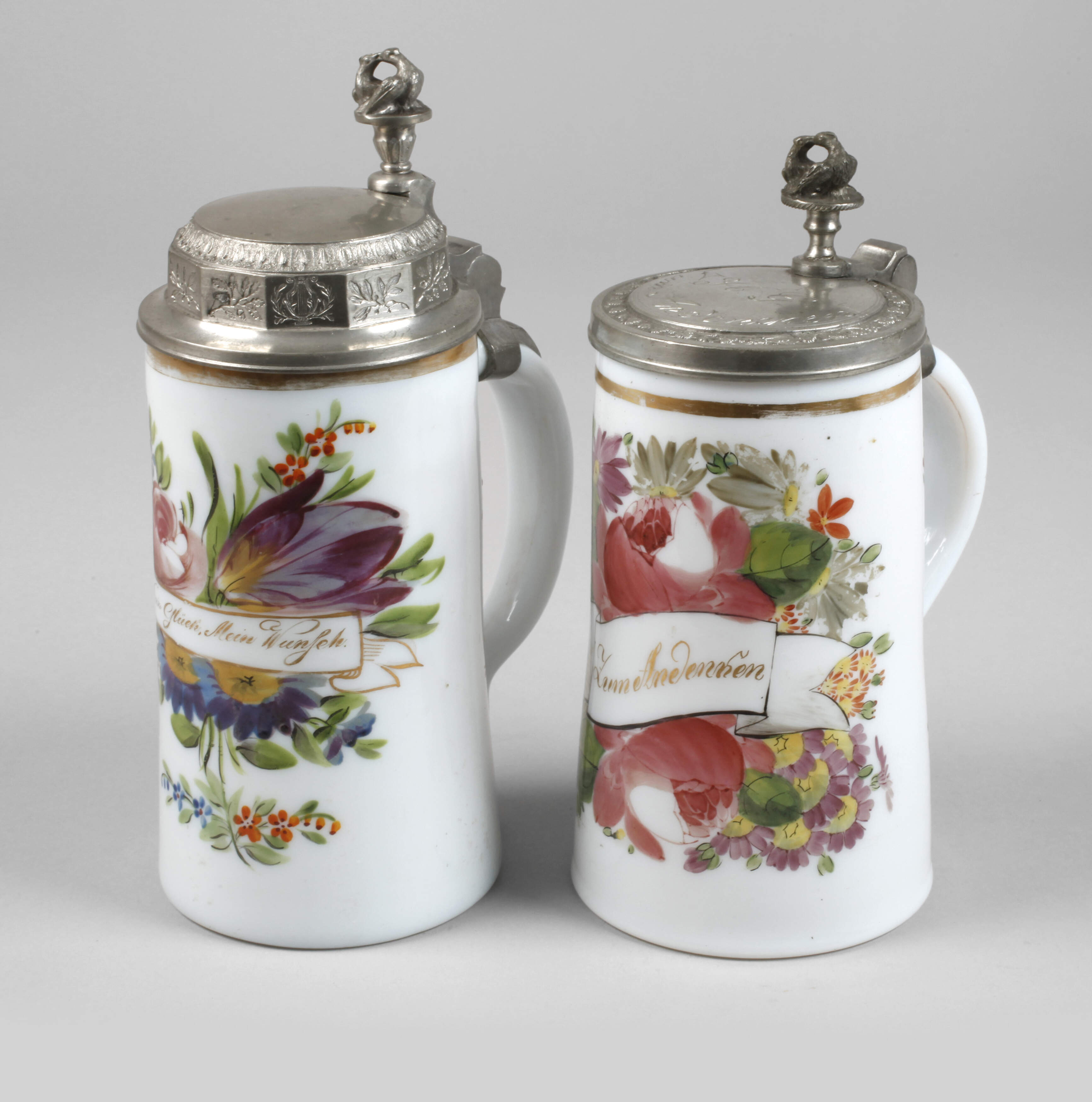 Zwei sächsische Milchglaskrüge