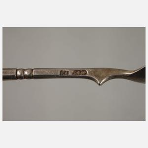 Acht Silberlöffel und Zuckerzangen aus Adelsbesitz