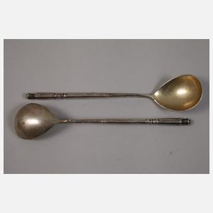 Acht Silberlöffel und Zuckerzangen aus Adelsbesitz