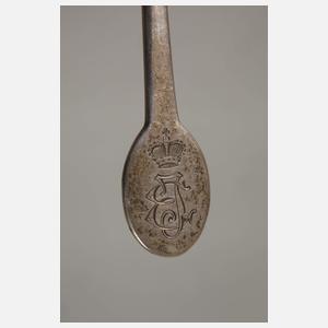 Acht Silberlöffel und Zuckerzangen aus Adelsbesitz