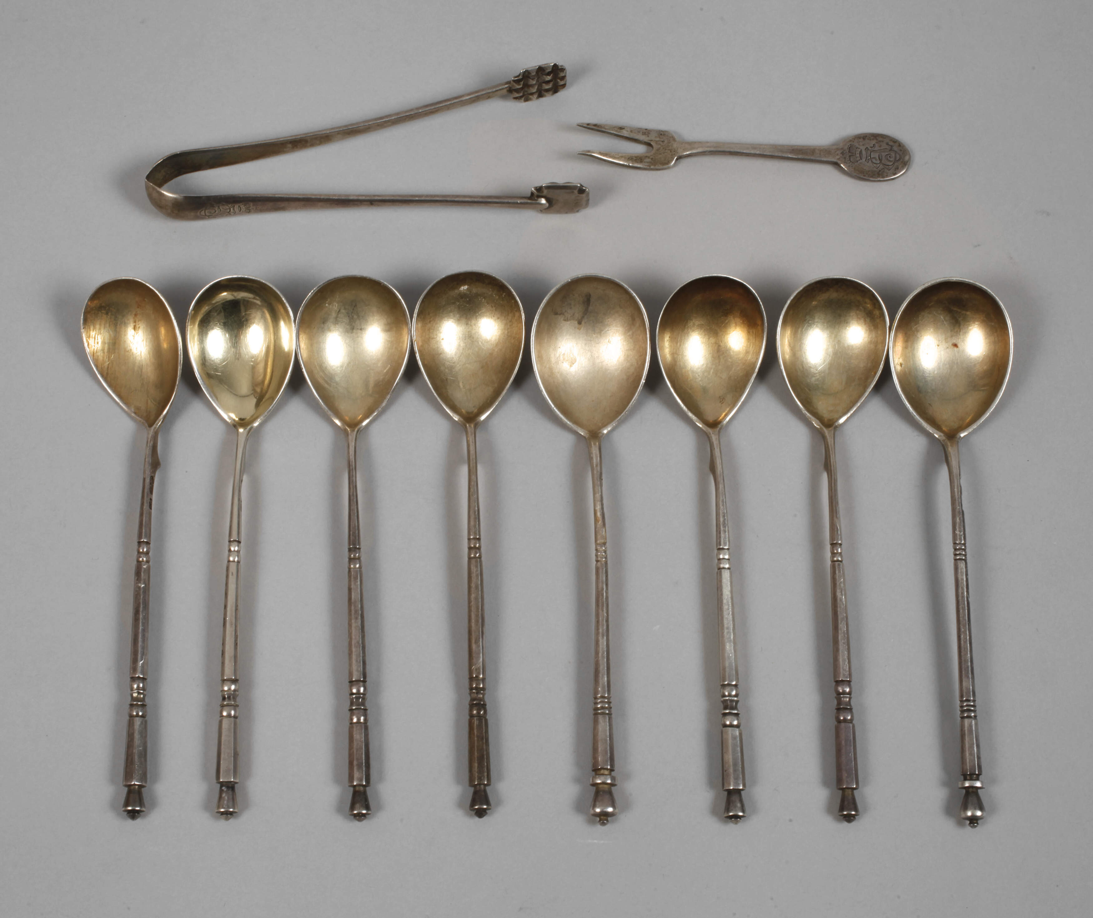 Acht Silberlöffel und Zuckerzangen aus Adelsbesitz