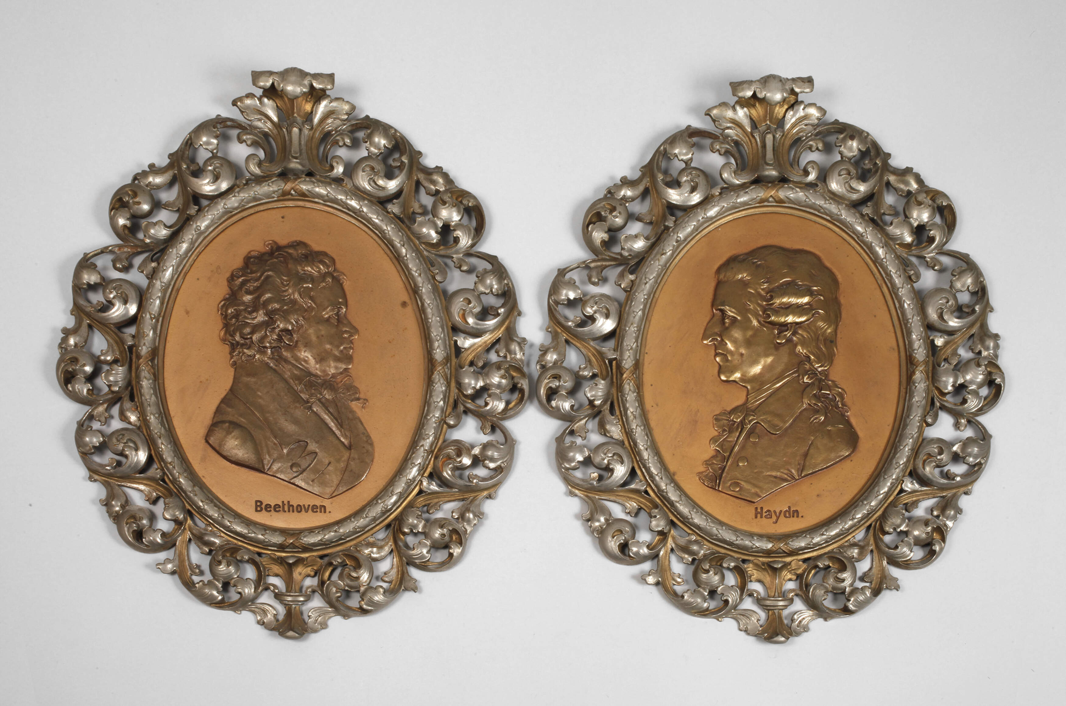 Paar große Eisengussreliefs