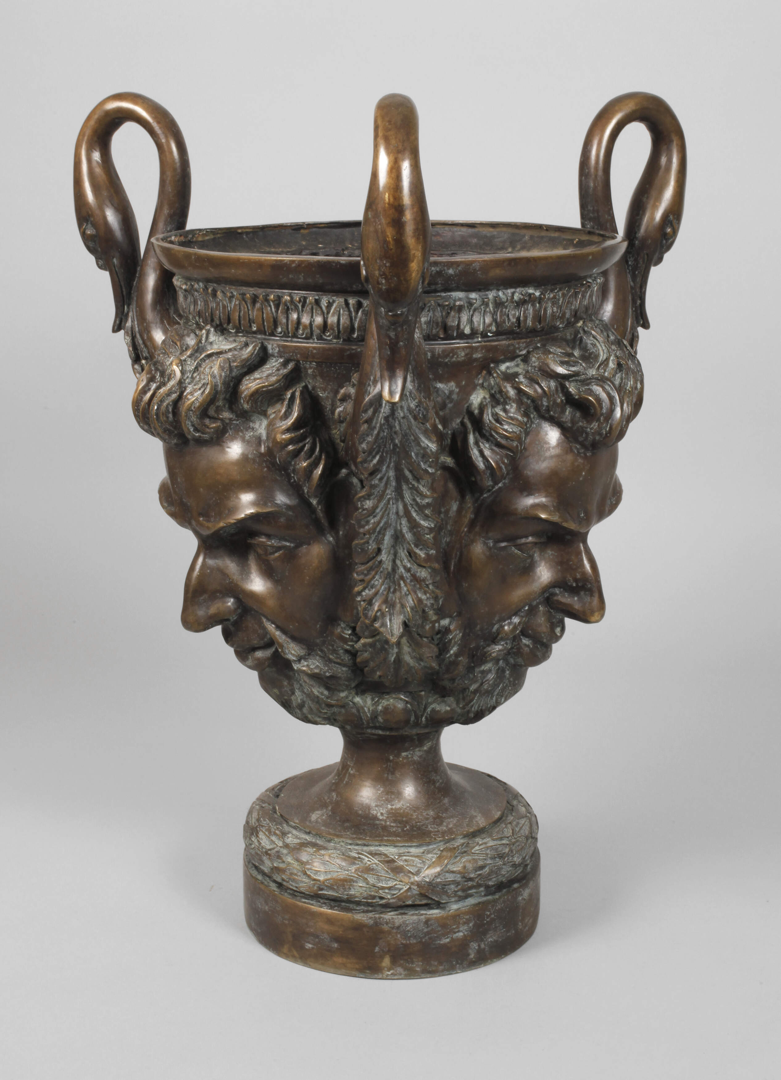 Großer Bronzecachepot mit Maskaronen