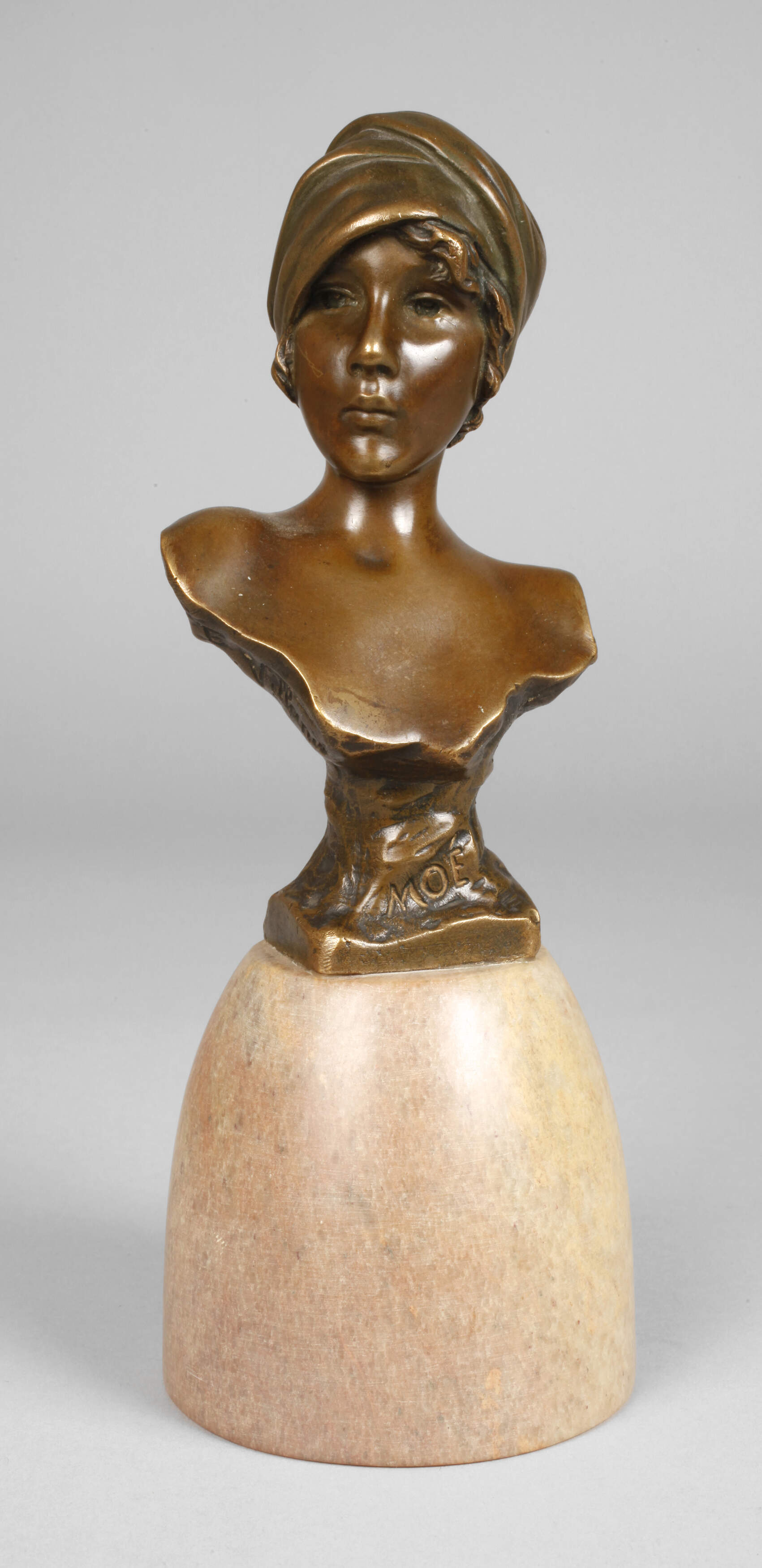 Emanuel Villanis, Büste "Moé"