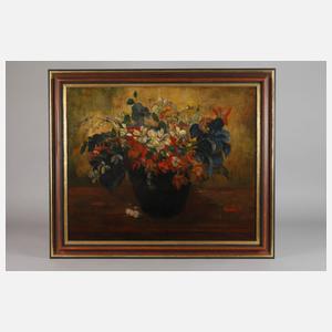 Blumenstillleben vor braunem Grund