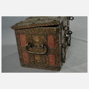 Seltene bemalte Eisentruhe
