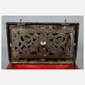 Seltene bemalte Eisentruhe