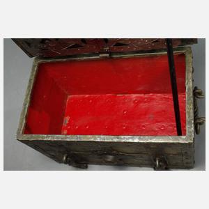 Seltene bemalte Eisentruhe