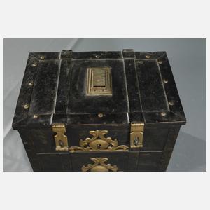 Schwere barocke Eisentruhe