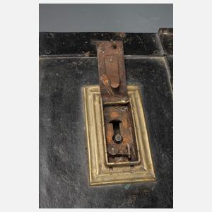 Schwere barocke Eisentruhe