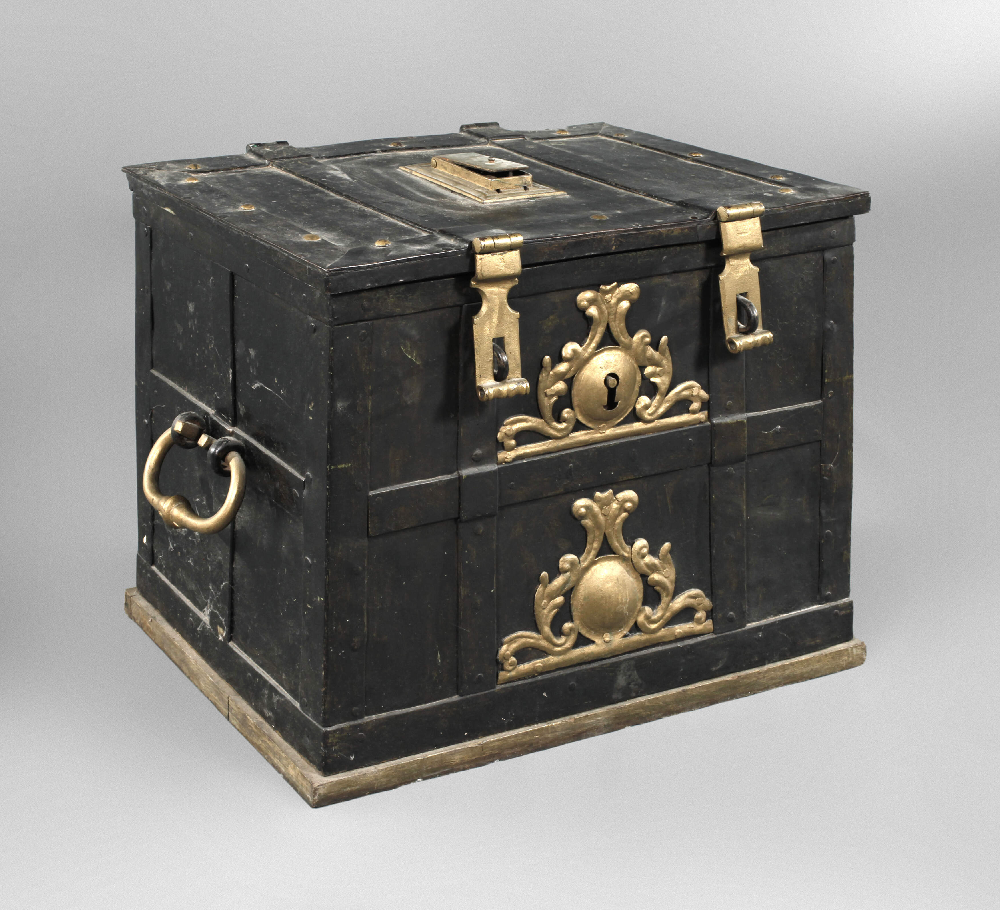 Schwere barocke Eisentruhe