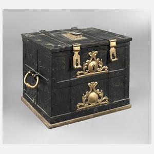 Schwere barocke Eisentruhe