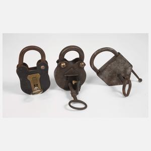 Drei Vorhängeschlösser